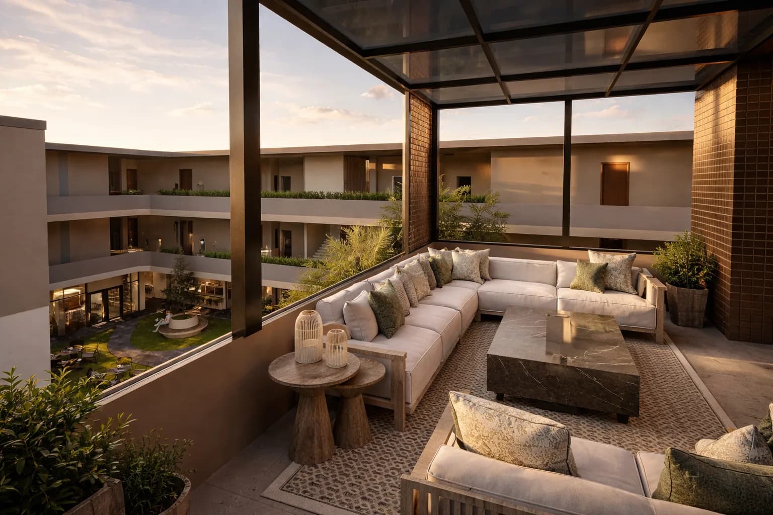 Terraza rooftop con sofás y vistas al edificio
